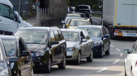 Stoßstange an Stoßstange schlängeln sich die Autos immer wieder durch die Stadt. Die momentane Verkehrssituation macht viele Harburger wütend.