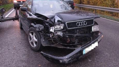 Totalschaden entstand an diesem Auto bei dem Unfall auf der B16 zwischen Erlingshofen und Riedlingen. Es wurden auch ein anderer Pkw und ein Lastwagen beschädigt.