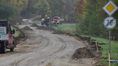 Die Straße zwischen Brünsee und Ebermergen wird neu ausgebaut. Die Arbeiten dauern länger, als zunächst geplant.