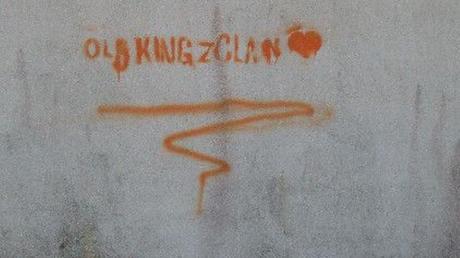 Mit dem Schriftzug "Old King Z Clan" hat ein Unbekannter drei Mauern in Huisheim verunstaltet.