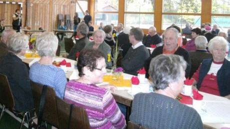 Gut angenommen worden ist der Seniorennachmittag in Fünfstetten, der von Gemeinde und Pfarrei organisiert wurde. 	
