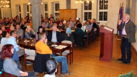 Viele Zuhörer interessierten sich für den Vortrag des Bienenexperten Dr. Joachim Exner in Wemding. 	