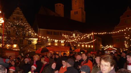 Der Weihnachtsmarkt in Wemding findet vor historischer Kulisse statt.