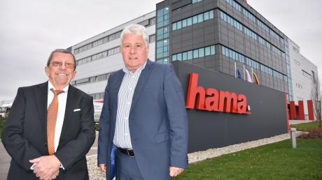 Sie wollen, dass die Firma Hama in Monheim langfristig erhalten bleibt. Deshalb haben Christoph Thomas (rechts) und Rudolph Hanke samt Familie ihre Anteile in zwei Stiftungen eingebracht.