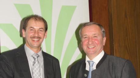 Wechsel an der Spitze des Bauernverbandes: Karl Widenmann (rechts) gratuliert seinem Nachfolger Karlheinz Götz zur Wahl.
