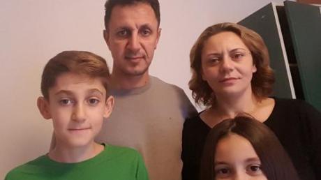 Der herzkranke Fatlind Luboja (links) kehrt mit seiner Familie in den Kosovo zurück.