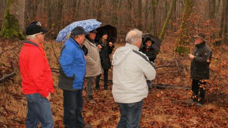 Bei der Waldwanderung mit Elmar Bernauer (rechts), Leiter des Forstbetriebs Kaisheim, kamen 500 Euro für die Kartei der Not, das Leserhilfswerk unserer Zeitung, zusammen. 	