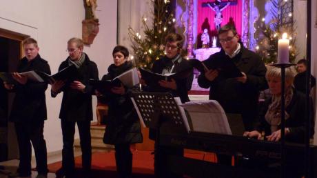 Mit adventlichen und weihnachtlichen Liedern unterhielten das Trio Waldramensis und weitere Musiker das Publikum bei einem Benefizkonzert in Bergstetten. 	