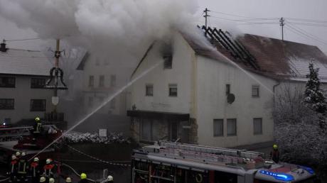 In Flammen stand am Sonntagvormittag der Dachstuhl eines Hauses mitten in Münster. Rund 60 Feuerwehrleute bekämpften das Feuer.  