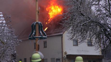 In Flammen stand am Sonntagvormittag der Dachstuhl eines Hauses mitten in Münster. Rund 60 Feuerwehrleute bekämpften das Feuer. Die Ursache für den Brand ist noch nicht bekannt. 