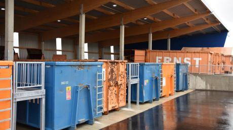 Unter einem großen Dach befinden sich im neuen Recyclinghof in Wemding die Container, in denen die Wertstoff entsorgt werden können. Die Behälter sind ebenerdig zugänglich.
