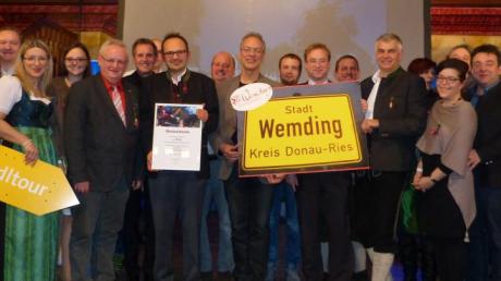 Die Stadt Wemding ist bei einer Feier in München als gastfreundlichster Etappenort der BR-Radltour 2015 ausgezeichnet worden.  	