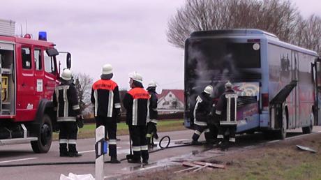 Auf der Staatsstraße zwischen Brachstadt und Erlingshofen ist ein Bus in Brand geraten.
