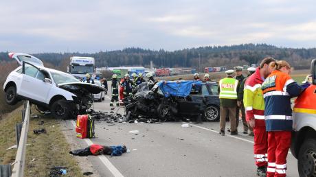 Bei diesem Verkehrsunfall auf der B16 ist ein Mann aus dem Donau-Ries-Kreis ums Leben gekommen.