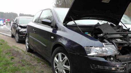 Unfall auf der B2 nahe Kaisheim mit drei Fahrzeugen. Der Schaden wird auf 12.000 Euro geschätzt.