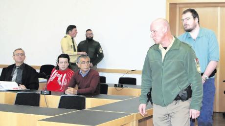 Franziska-Mörder Stefan B. (rechts) wird in den Schwurgerichtssaal des Augsburger Landgerichts geführt, wo er gestern als Zeuge aussagte. Ein 33-Jähriger (Zweiter von links im hellroten Oberteil) hatte ihn im Januar 2015 in der JVA niedergestochen.  	 	