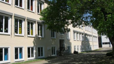 Auf dem Areal der früheren Grundschule in Wemding sollen preisgünstige Mietwohnungen gebaut werden. Das beabsichtigt der Stadtrat. 	
