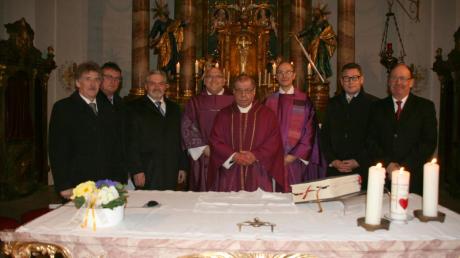 Vertreter der Kirche und der örtlichen Politik feierten mit Pfarrer Paul Großmann einen Dankgottesdienst anlässlich dessen 80. Geburtstages.  	