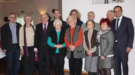 Die Verantwortlichen des Vereins für ambulante Krankenpflege und die geehrten Senioren bei den Feierlichkeiten zum „Blauen Montag“ in Wemding. 