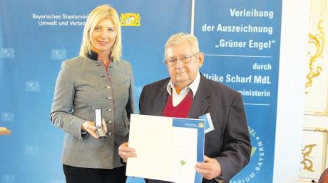 Bayerns Umweltministerin Ulrike Scharf überreichte Horst Mack aus Monheim den Umweltpreis „Grüner Engel“ in Augsburg.  	