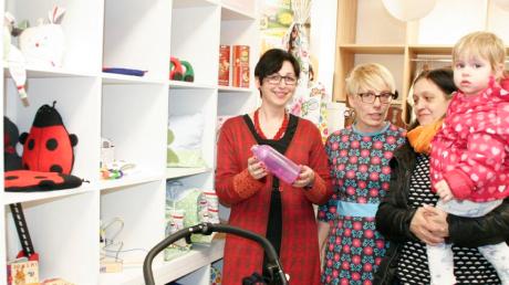 Integra-Geschäftsführerin Marianne Schlamp (links) und Chiceria-Leiterin Helga Straubinger (Zweite von links) beraten eine Kundin im neuen Laden. 