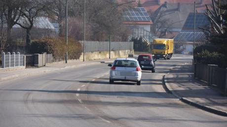 Die Donauwörther Straße in Monheim sollte eigentlich gesperrt sein. Doch die Bauarbeiten verzögern sich.