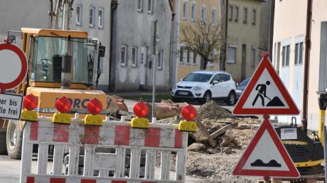 Die Donauwörther Straße in Monheim ist gesperrt. Die Arbeiten dauern sechs bis sieben Monate. Der Verkehr wird umgeleitet, unter anderem über die Adolph-Thomas-Straße sowie die Treuchtlinger/Nürnberger Straße und die B2. 