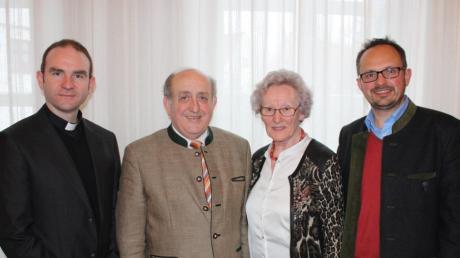 Stadtpfarrer Wolfgang Gebert und Vorsitzender Gottfried Hänsel dankten Emmi Kilg mit Bürgermeister Martin Drexler für ihren Einsatz (von links).  	