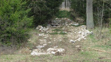 Bauschutt hat ein Landwirt auf diesen Waldweg in der Monheimer Gegend gekippt.