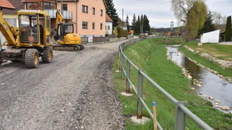 Die Ortsdurchfahrt in Daiting ist jetzt von der Dorfmitte aus in Richtung Gansheim gesperrt. Entlang der Ussel sind die Bauarbeiten gestartet. Die sollen sich bis ins Jahr 2017 ziehen.  	