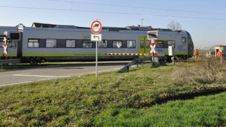 Großes Glück hatte ein 73-jähriger Autofahrer, der zwischen Staudheim und Rain unterwegs war. Er schoss mit seinem Wagen ungebremst unter der Bahnschranke durch – ein nahender Zug war nur etwa 100 Meter entfernt. 