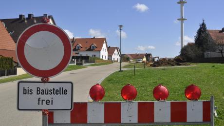 Die Gemeinde Buchdorf schaltet bei ihren Ausgaben heuer einen Gang runter, doch noch immer wird vergleichsweise viel Geld investiert. Die Straße „Am Sand“ (im Bild) wird neu ausgebaut. Dies kostet der Kommune rund 1,2 Millionen Euro. 