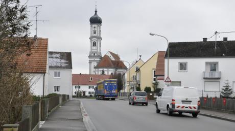 Die verkehrsgünstige Lage an der Achse Ulm–Ingolstadt ist gleichzeitig auch das Problem Tapfheims: Vielen Bürgern ist die geradewegs durch den Ort verlaufende B16 ein Dorn im Auge.