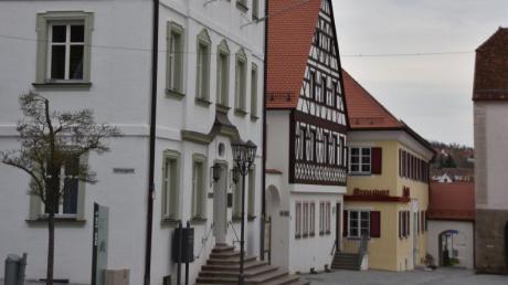 In Monheim (links das Rathaus) könnte bald ein Europa-Institut angesiedelt sein. Der Stadtrat stimmte dem Projekt nun grundsätzlich zu.  	
