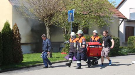 In Blossenau brennt ein Wohnhaus. Die Feuerwehr ist im Einsatz.