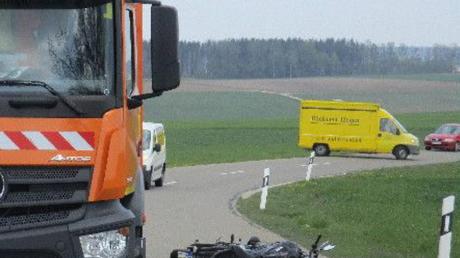 Glimpflich kam ein Motorradfahrer davon, der mit seiner Maschine zwischen Buchdorf und Baierfeld stürzte. 
