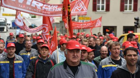 Demo in Donauwörth: Rund 1800 Beschäftigte aus sechs großen Firmen im Landkreis kamen gestern in die Große Kreisstadt zu einer zentralen Kundgebung der IG Metall. 