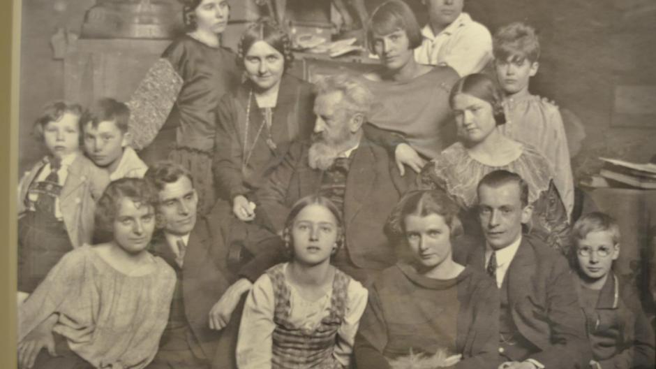 Großfamilie: Max Kruse mit seiner Frau Käthe (beide Bildmitte) im Kreise seiner Kinder aus erster und zweiter Ehe. Das Foto entstand um 1930.