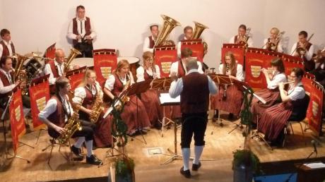 Mit viel Präsenz präsentierten die Mitglieder der Trachtenkapelle Oberndorf ihr Können beim Frühjahrskonzert. 	 	