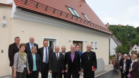 Dekan Johannes Heidecker (rechts) weihte zusammen mit der evangelischen Kirchengemeinde Harburg das neue Pfarrhaus ein. 	 	