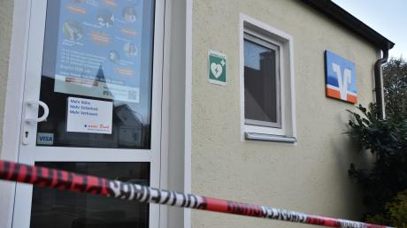 In der Raiffeisen-Volksbank-Filiale in Großsorheim knackte eine Bande den Geldautomat. Nun steht für die Ermittler fest: Zumindest zwei der Beteiligten waren an vier weiteren Taten dieser Art beteiligt.