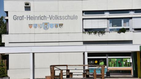 Die Graf-Heinrich-Schule sowie der ältere Teil der Abt-Ulrich-Schule in Kaisheim sind sanierungsbedürftig. Unter anderem ist das Dach undicht. Nun wird darüber diskutiert, wie das Projekt angegangen werden könnte.  	