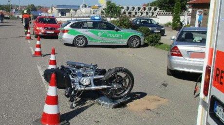 Eine 89-Jährige ist mit ihrem Auto in Monheim auf die Donauwörther Straße eingeboten und hat einen Motorradfahrer übersehen. Der Mann erlitt bei dem Unfall schwere Verletzungen.