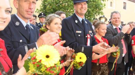 Das Fest nahm einen stimmungsvollen Auftakt. Im Kreise der Festdamen: (von links) Vorsitzender Bittmann, Kommandant Schmid und Schirmherr Scharr.