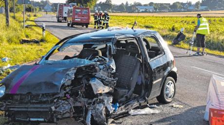 Aus diesem Autowrack barg die Feuerwehr die schwer verletzte 20-jährige Unfallverursacherin.