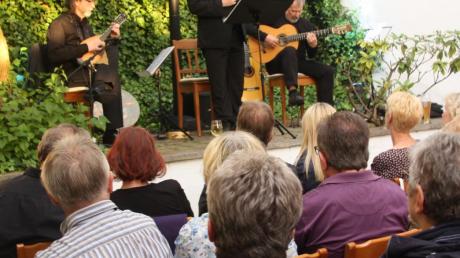 Einen Hauch italienischer Lebensfreude brachte das Ensemble „Mudestra“ in den Thaddäus-Innenhof in Kaisheim. 	