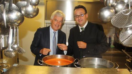 Gastwirt Franz Nosalski (links) freut sich zusammen mit Mertingens Bürgermeister Albert Lohner über das Prädikat Ausgezeichnete Bayerische Küche. 