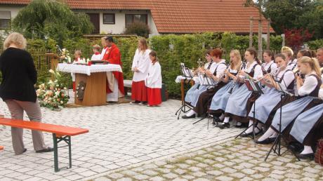 Bei der Einweihung des Dorf- und Festplatzes in Heißesheim beim traditionellen Margarethenfest spielten die Mertinger Musikanten, Pater Alexander Thurutthikkatt zelebrierte den Gottesdienst.  	