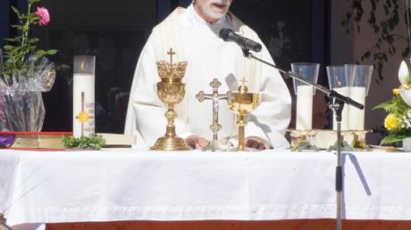 Ist seit 50 Jahren Priester: Anton Hirschbeck.  	