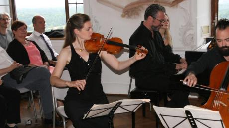 Festliche Musik im Konzertsaal des Schlosses mit (von links) Annette von Hehn, Thomas Hoppe und Stefan Heinemeyer. 